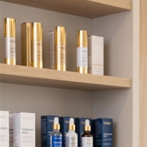 Prateleira com produtos do studio